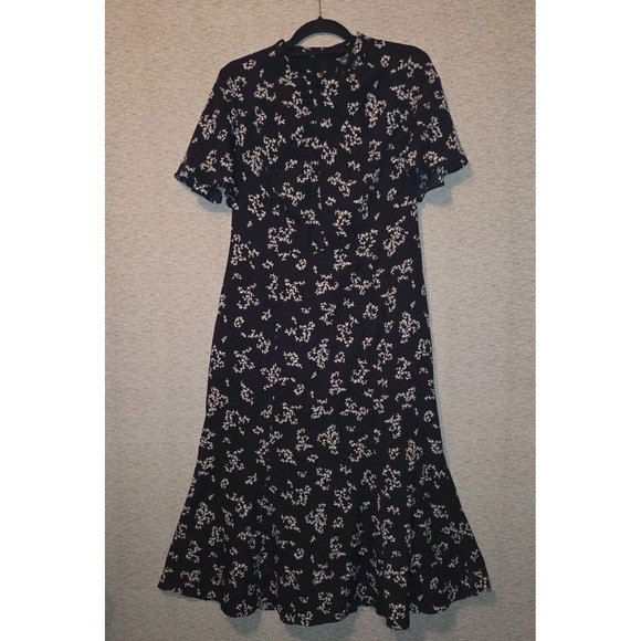 French Connection Dresses & Skirts - French Connection Floral Midi Dress Black White Short Sleeve Twist Neck Size 10